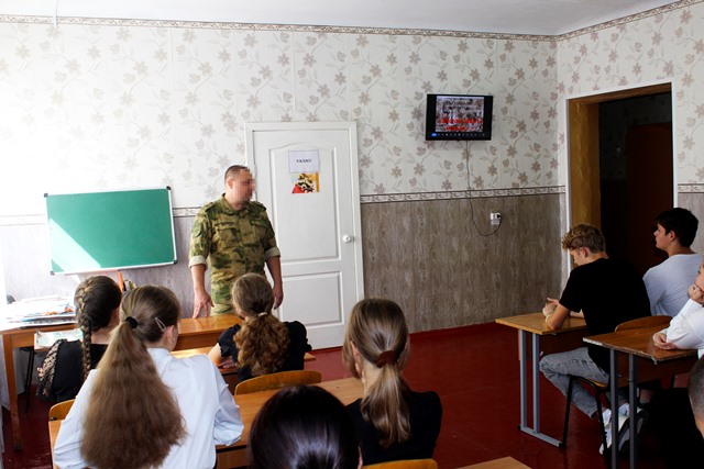 В Херсонской области росгвардейцы провели уроки мужества в День солидарности в борьбе с терроризмом