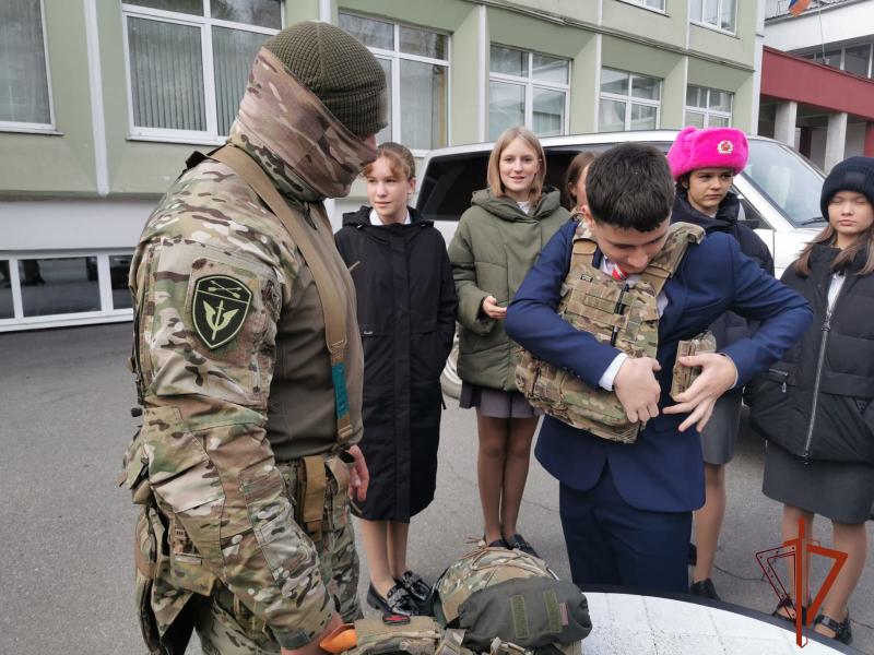 Сотрудники ОМОН Росгвардии показали приемы самообороны иркутским школьникам в рамках акции «Безопасная улица»