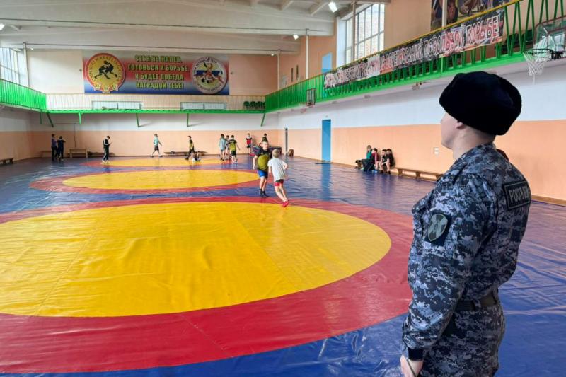 Безопасность на городских соревнованиях по вольной борьбе обеспечили росгвардейцы