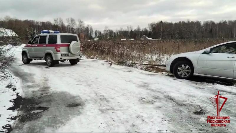 В Подмосковье росгвардейцы помогли автолюбительнице, оказавшейся в сложной ситуации из-за гололеда