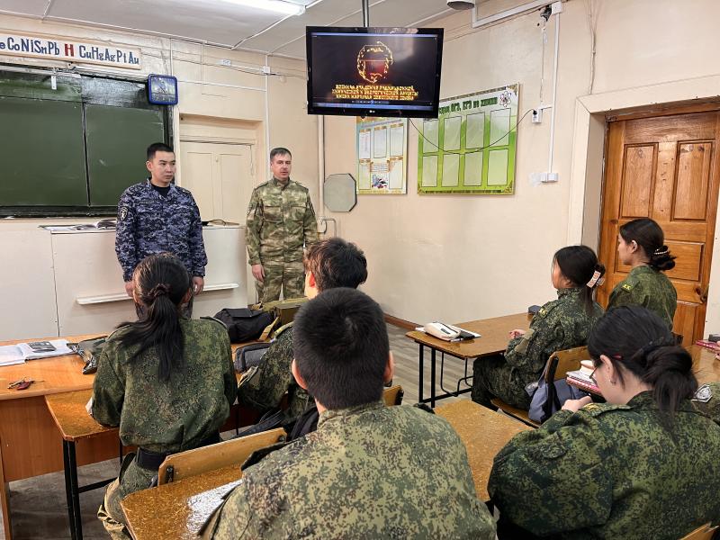 Росгвардейцы продолжают цикл встреч с выпускниками кызылских школ