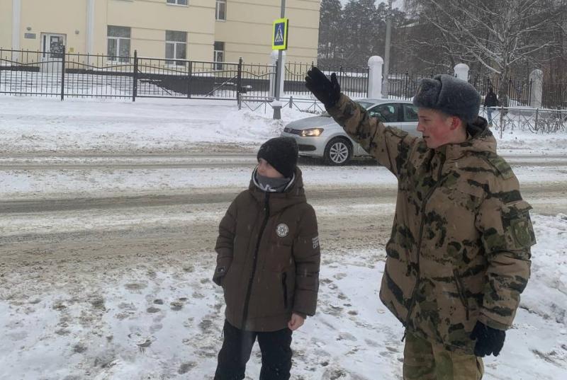 В Заречном военнослужащие Росгвардии провели акцию «Берегись автомобиля»