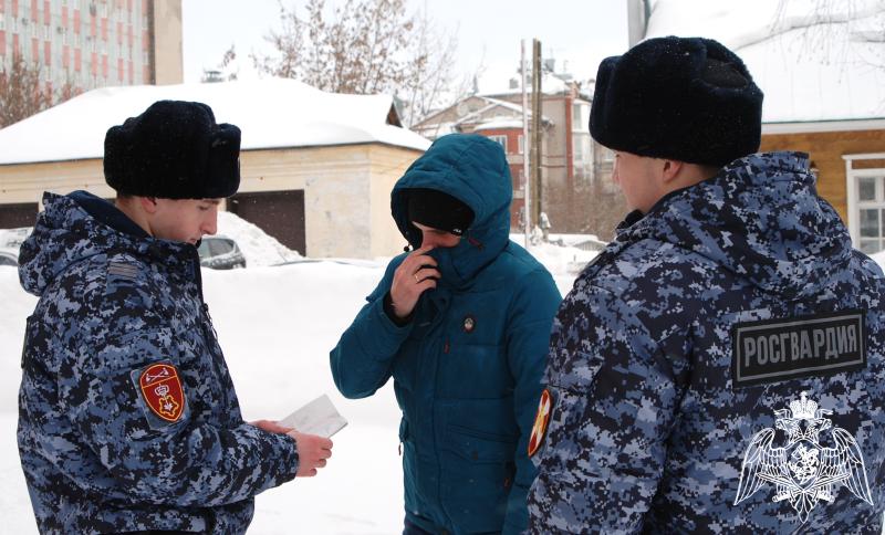 Кировский росгвардейцы задержали подозреваемого в нанесении побоев девушке