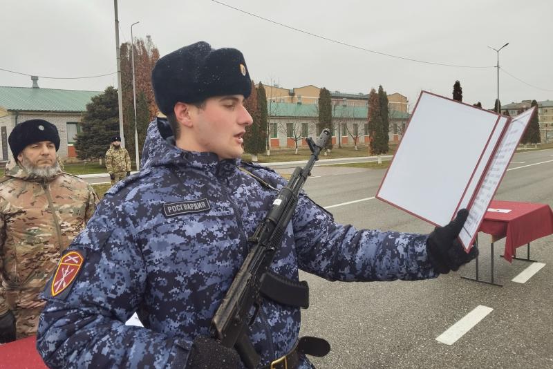 Новобранцы Росгвардии торжественно присягнули на верность Отечеству в Грозном