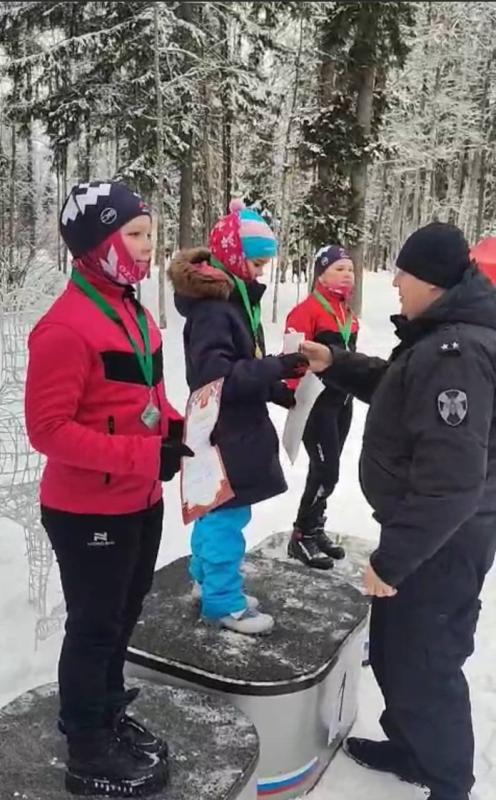 Сотрудники ОМОН "Пересвет" подмосковного главка Росгвардии поздравили победителей и призеров юношеских соревнований по лыжным гонкам