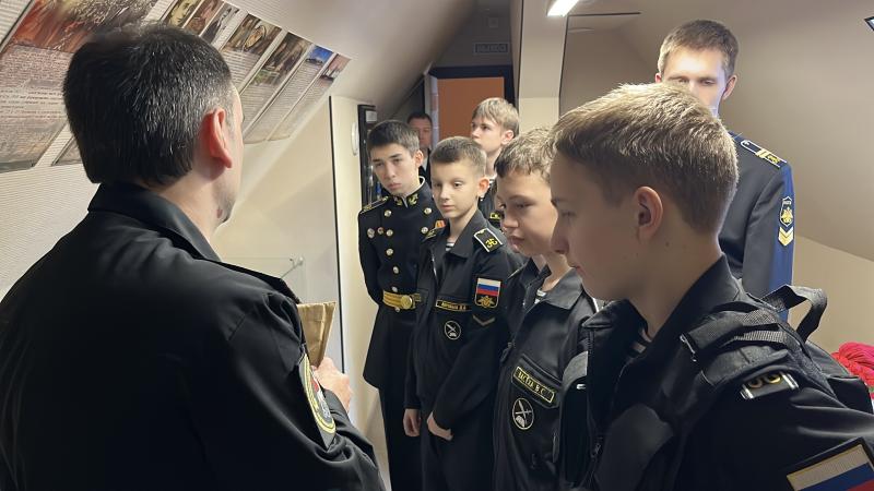 Сотрудники СК России организовали для подшефных нахимовцев посещение музея предварительного следствия