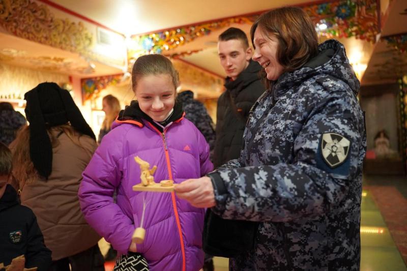 Дети столичных росгвардейцев познакомились с миром русской старины в Измайловском Кремле
