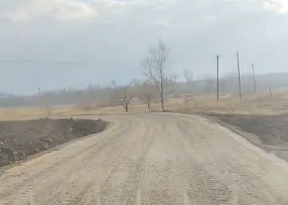 Власти оперативно переделали некачественный ремонт участка дороги к поселку Димитровский