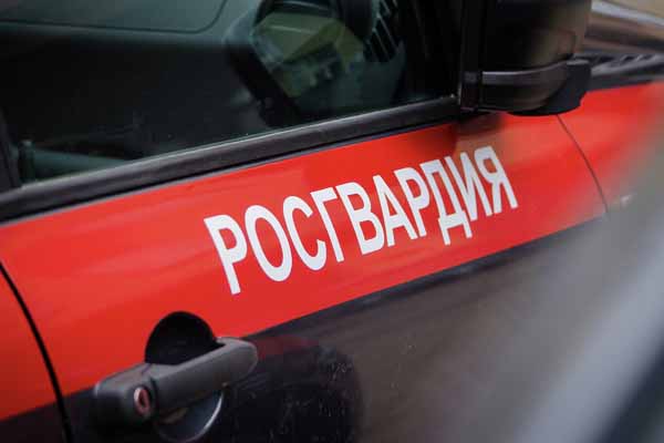 Росгвардейцы защитили работницу кафе от неадекватного посетителя