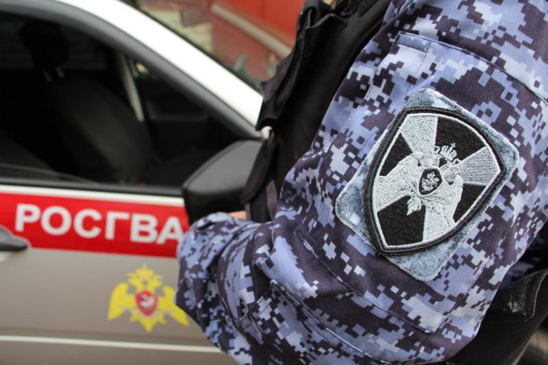 В Подмосковье сотрудники Росгвардии задержали подозреваемого в незаконном проникновении на территорию закрытого обувного салона