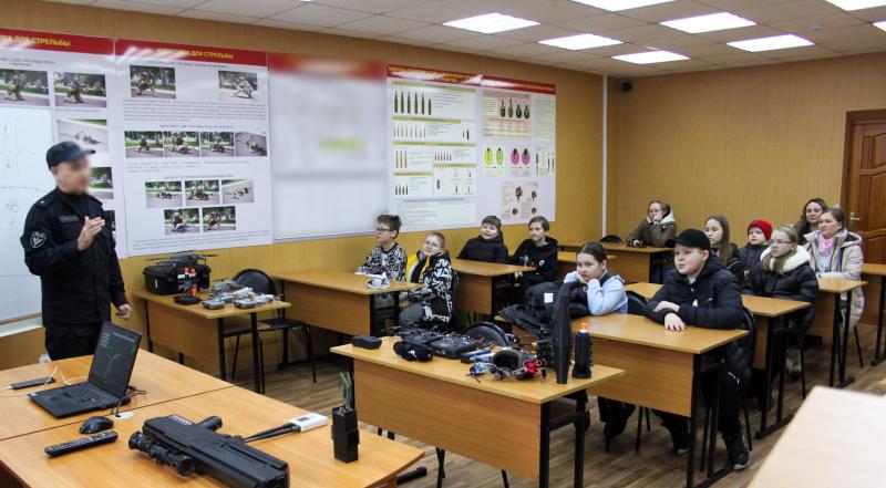 День открытых дверей организовали сотрудники Росгвардии для школьников Йошкар-Олы