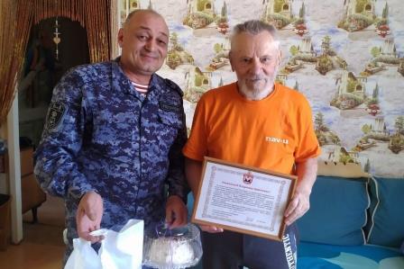 В Удмуртии росгвардейцы поздравили ветерана войск правопорядка с праздником