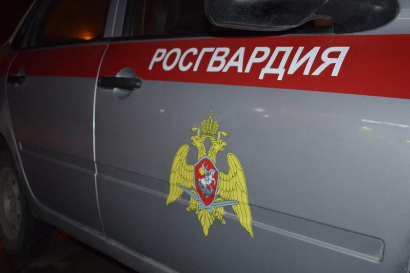 Росгвардейцы задержали разыскиваемого нарушителя правопорядка в кемеровском ТЦ