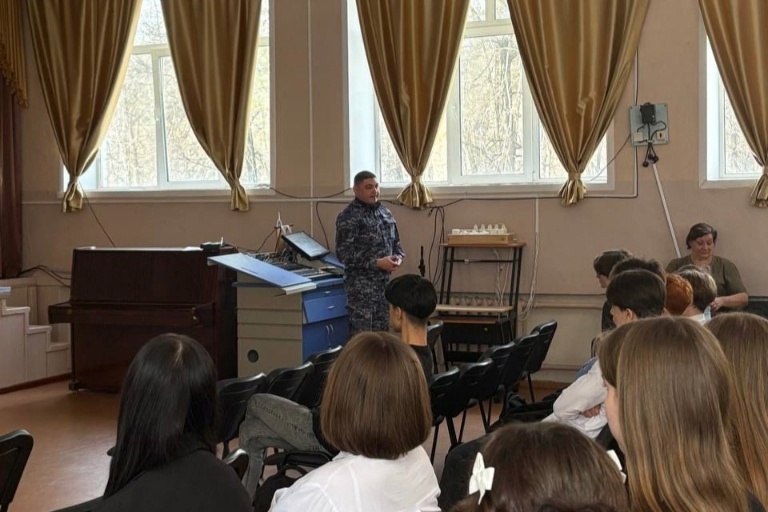 В Димитровграде росгвардеец рассказал школьникам о стражах правопорядка