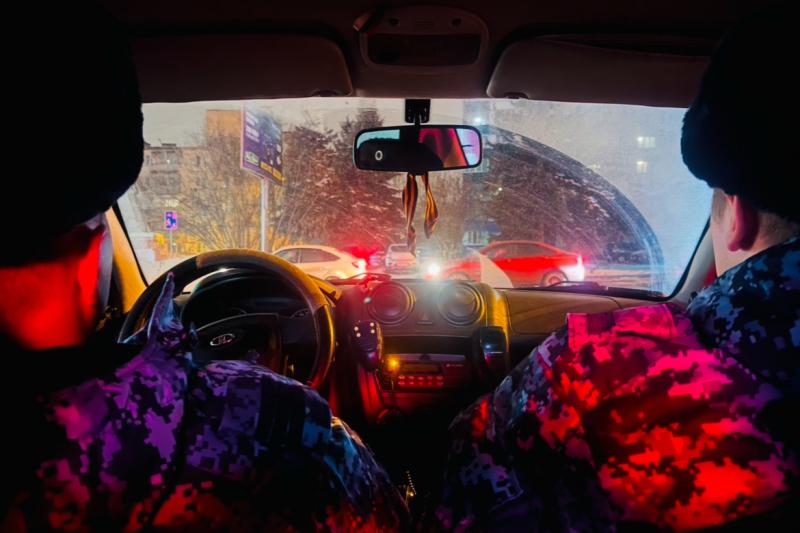 Помощь росгвардейцев понадобилась работникам трамвая из-за агрессивной пассажирки