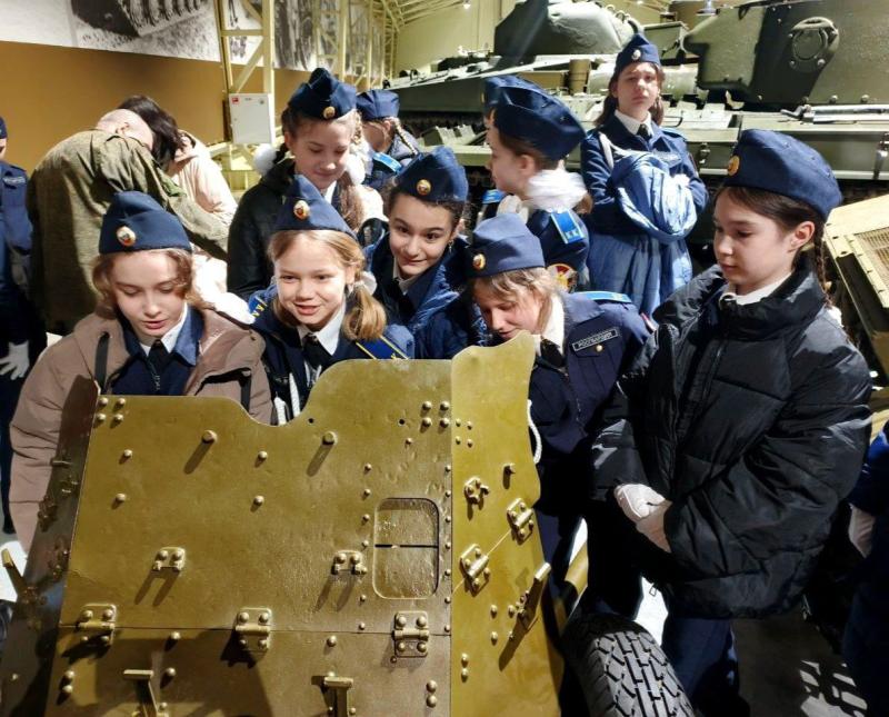 Кадеты подольского «Гвардейского класса» окунулись в эпоху военных лет, побывав на экскурсии по музею отечественной истории