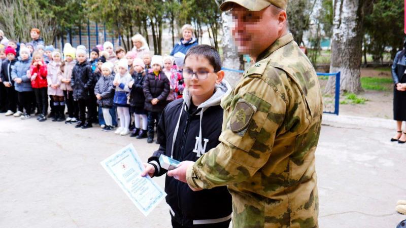 В Херсонской области росгвардейцы наградили победителей и участников конкурса детского рисунка