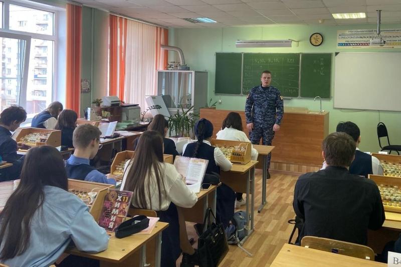 Офицер Росгвардии  провел урок ранней профессиональной ориентации
