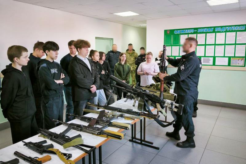 ОМОН «Оберег» Росгвардии провёл день открытых дверей для кемеровских школьников