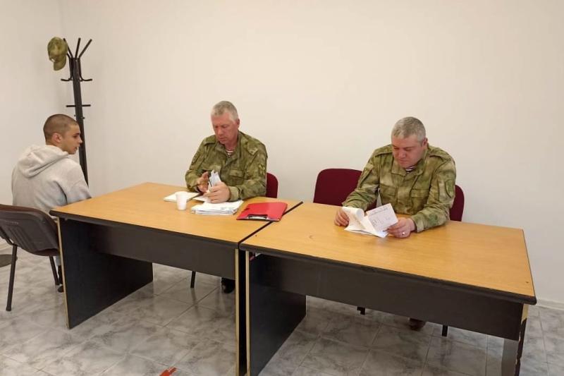 Офицеры Росгвардии принимают участие в работе призывной комиссии Югры