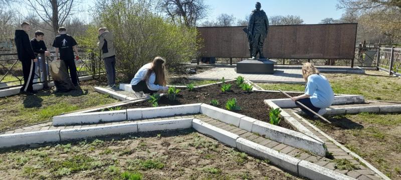 Казачата приводят в порядок памятные места