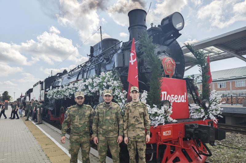 Росгвардейцы приняли участие во встрече ретро-поезда «Победа» в Гудермесе