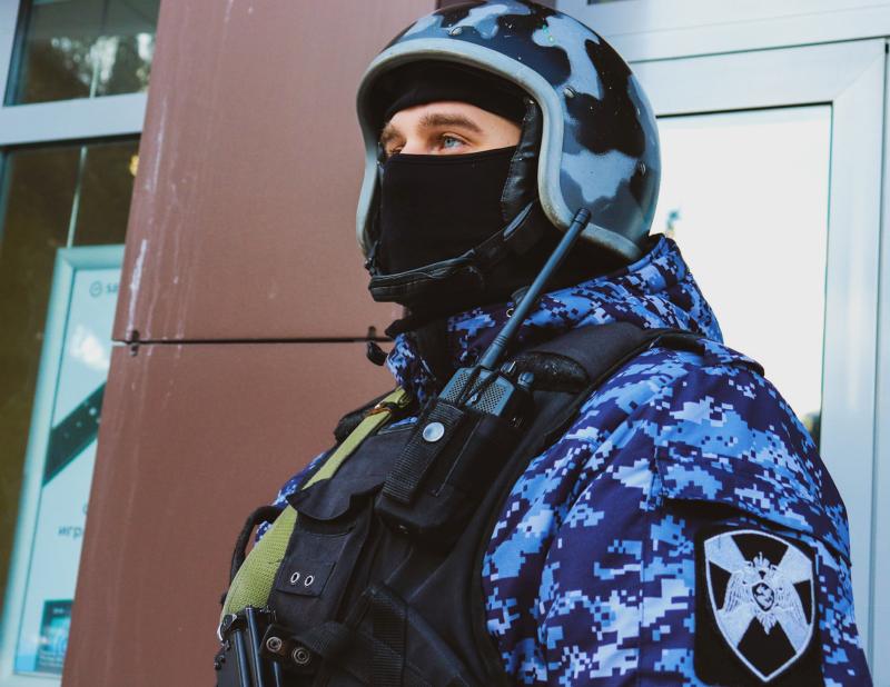 В Йошкар-Оле сотрудники Росгвардии задержали гражданина, подозреваемого в повреждении имущества офиса банка