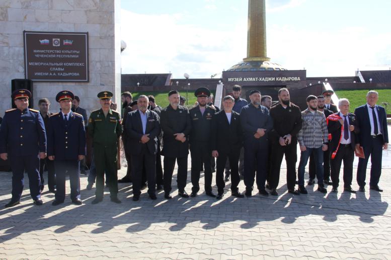 Военнослужащие Росгвардии приняли участие во встрече патриотической марш-эстафеты в Грозном