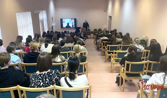 Росгвардейцы напомнили учащимся колледжа о провокациях в соцсетях