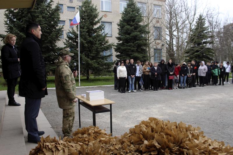 В Херсонской области росгвардейцы наградили студентов, изготовивших масксети для нужд специальной военной операции