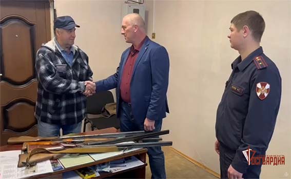 Очередную партию гладкоствольного оружия росгвардейцы передали в зону проведения специальной военной операции