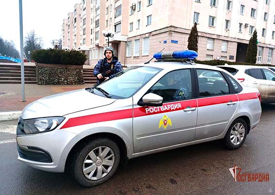 Росгвардейцы задержали мужчину, угрожавшего прохожим ножом в Орле