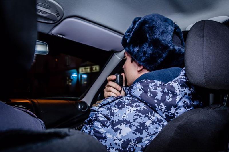 Росгвардейцы задержали мужчину, который мог повредить автомобиль такси в ходе конфликта