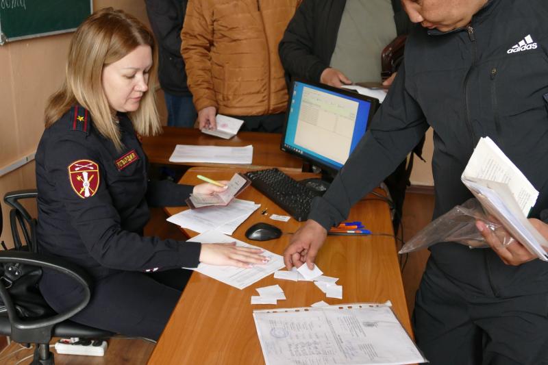 Инспекторы ЛРР Росгвардии провели экзамен владельцам оружия и сотрудникам охранных организаций