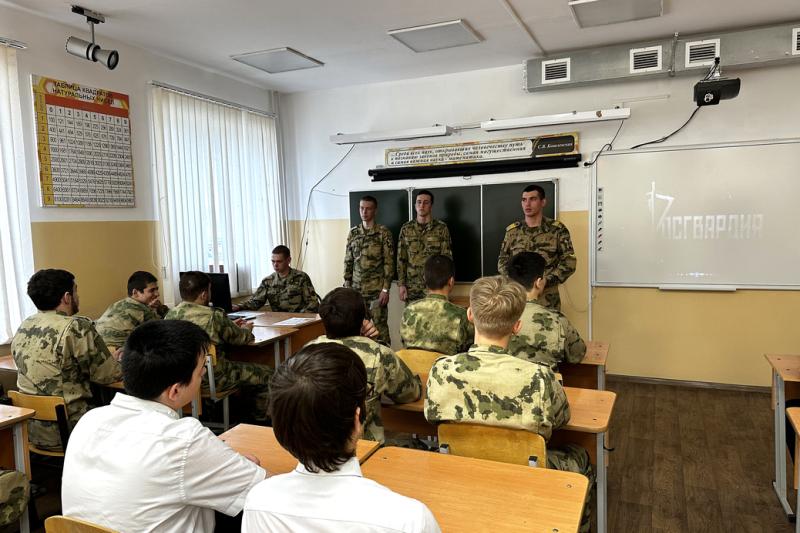 Курсанты Росгвардии рассказали грозненским школьникам о ведомственных вузах