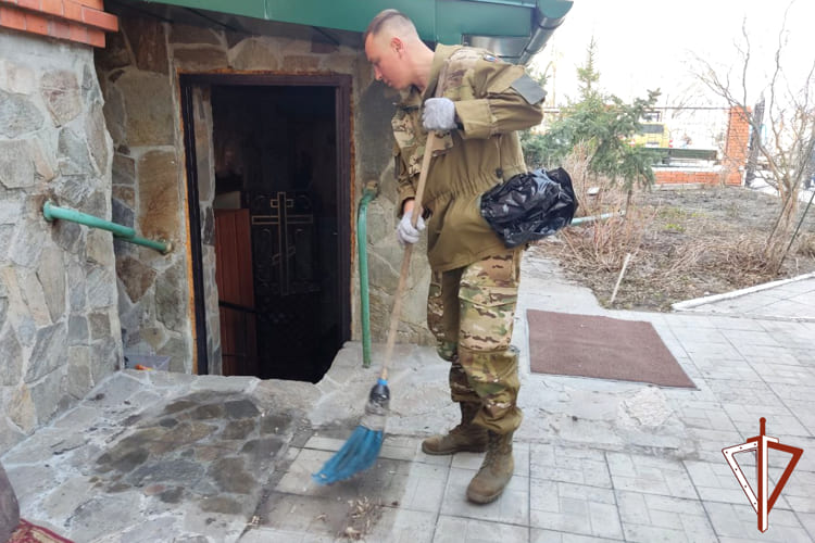 Росгвардия и учащиеся подшефной школы провели субботник на территории курганского храма