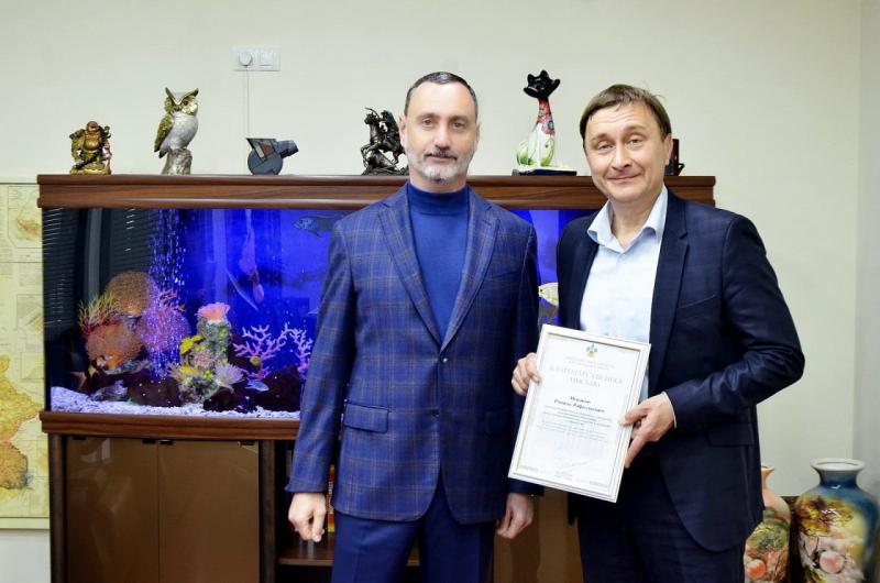 Депутат ЗСК Виктор Тепляков наградил лучших специалистов сферы образования Сочи