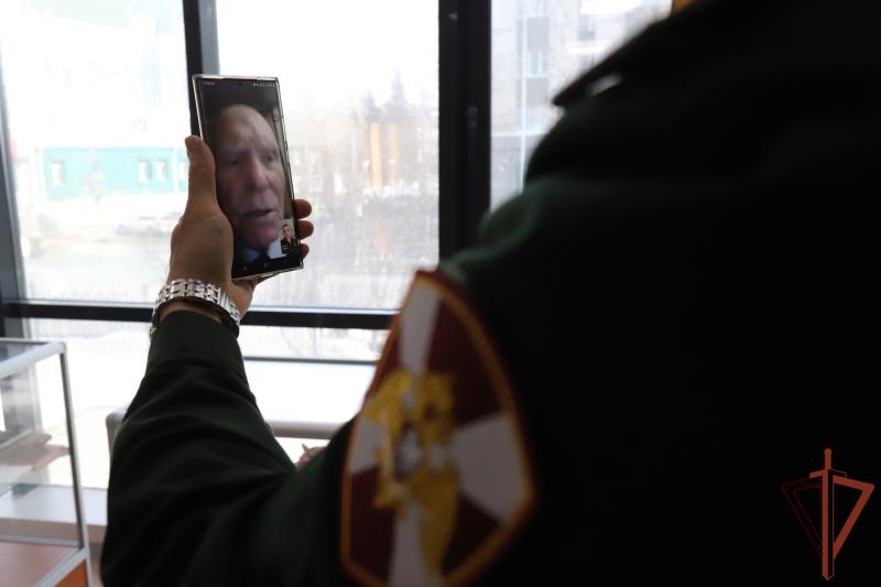 Росгвардейцы из Югры поздравили с 99-летием ветерана Великой Отечественной войн