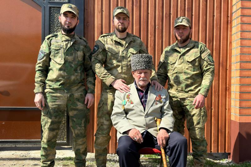В Чеченской Республике росгвардейцы навестили тружеников тыла Великой Отечественной войны