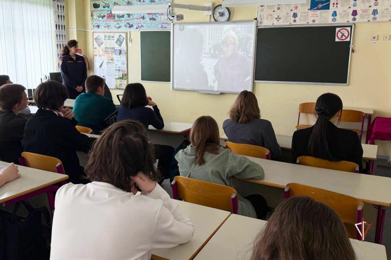 Офицер Росгвардии рассказала ямальским школьникам о героях и подвигах военных лет