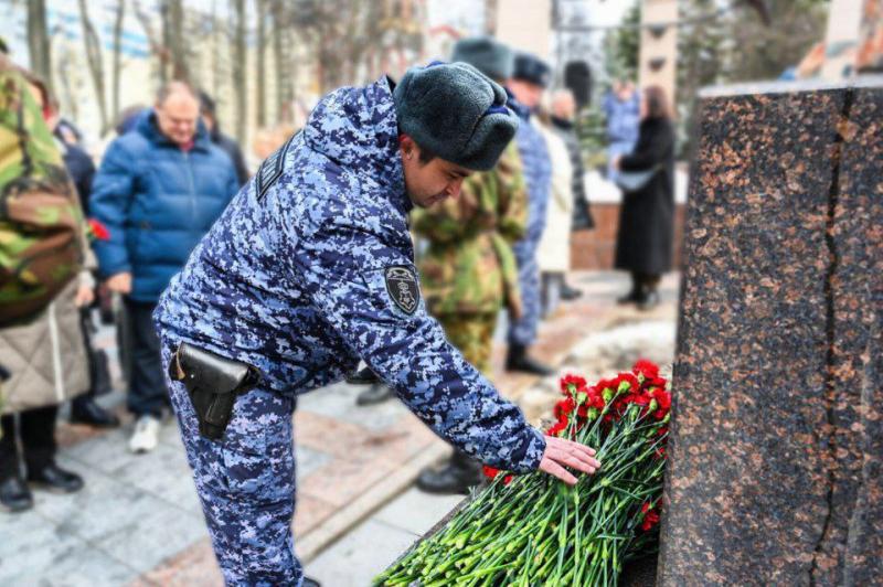 Сотрудники Росгвардии почтили память узников фашистских концлагерей в Ленинском городском округе