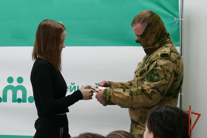 Иркутские школьники передали письма и посылки сотрудникам и военнослужащим Росгвардии