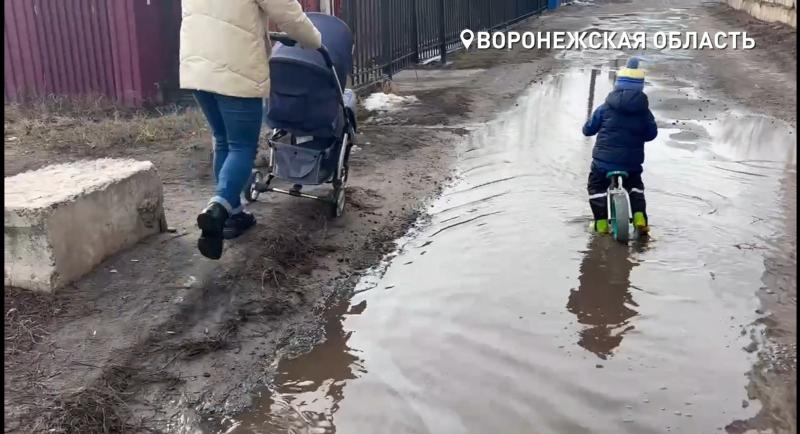 После дождей во дворе воронежской многоэтажки открывается "детский бассейн".