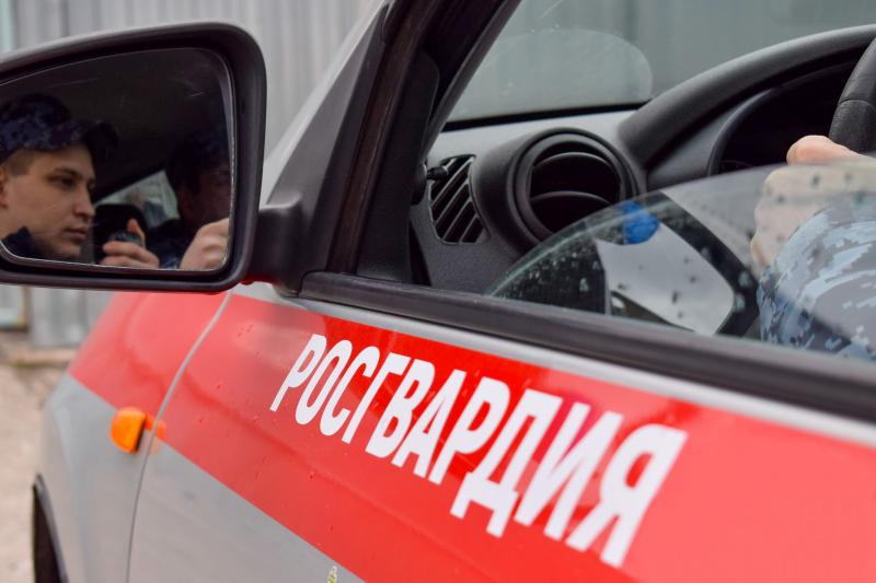 Росгвардейцы задержали мужчину, который может быть причастен к причинению ножевого ранения прохожему