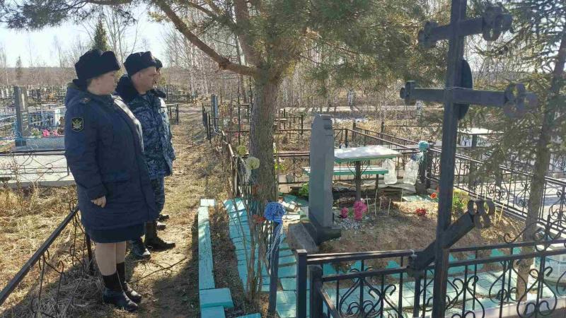 Судебные приставы навели порядок на могиле фронтовика