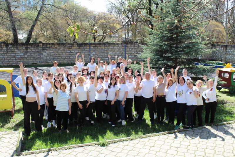 Во Всемирный день здоровья сотрудники провели зарядку