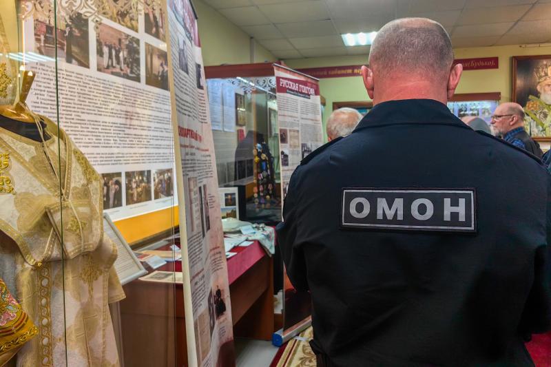 Сотрудники Росгвардии стали почетными гостями открытия выставки «Русская Голгофа»