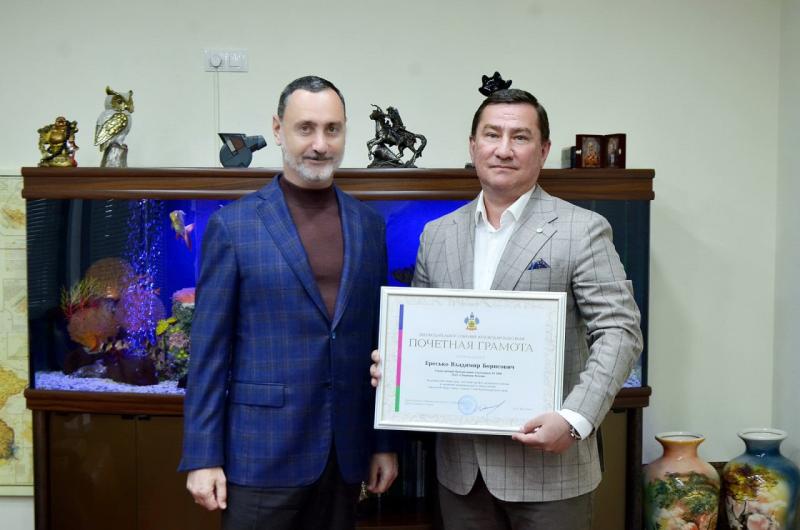 Депутат ЗСК Виктор Тепляков наградил лучших специалистов Сочи знаками отличия от краевой Думы