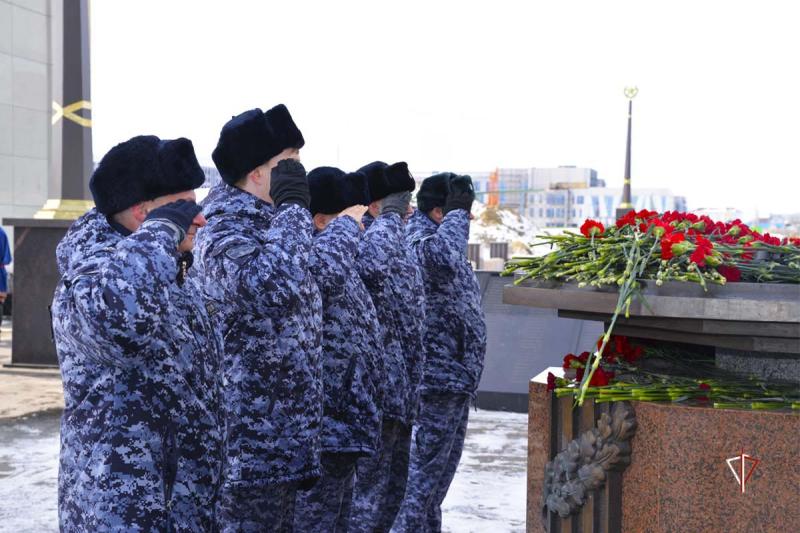 На Ямале Росгвардия почтила память северян-героев Великой Победы