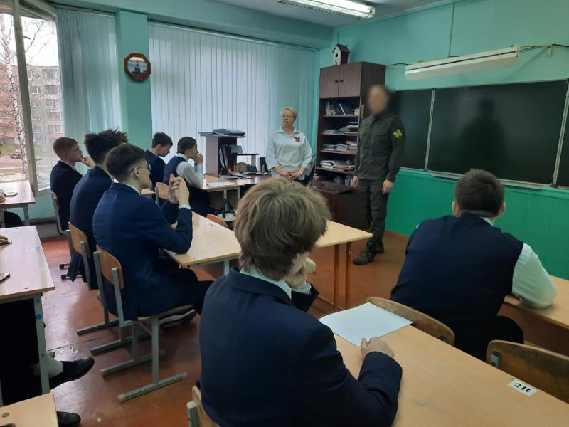 В Саранске сотрудник спецназа Росгвардии рассказал школьникам о ведомственных вузах